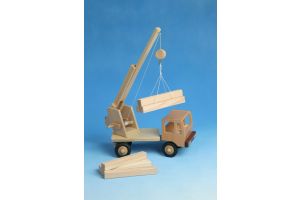 LKW Kran aus Holz, Die Ladung ist nicht im Lieferumfang enthalten.