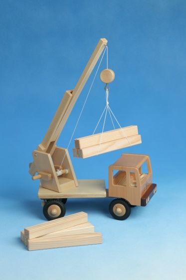 LKW Kran aus Holz, Die Ladung ist nicht im Lieferumfang enthalten.